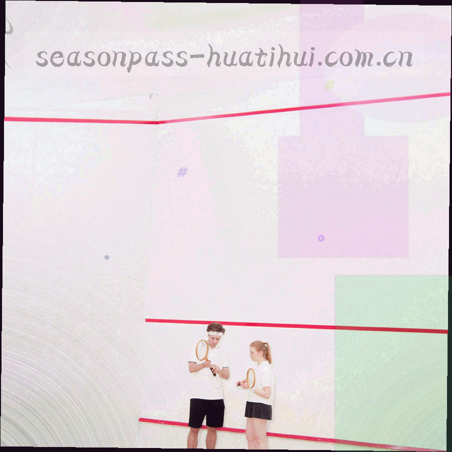 叠放的季票票根与座位分区编号特写，纸本质感，冷调处理